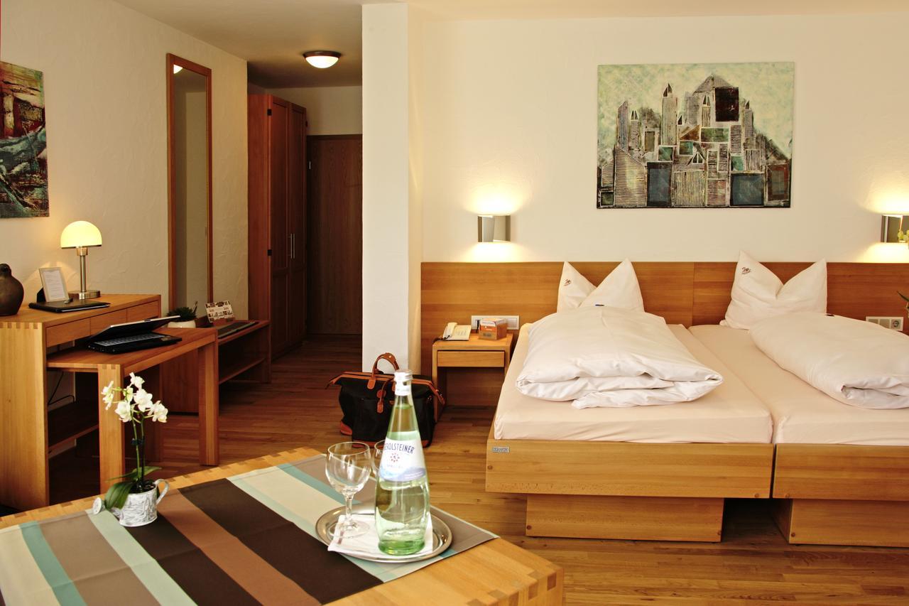 Hotel- Restaurant Zum Schwan Waldfischbach-Burgalben エクステリア 写真