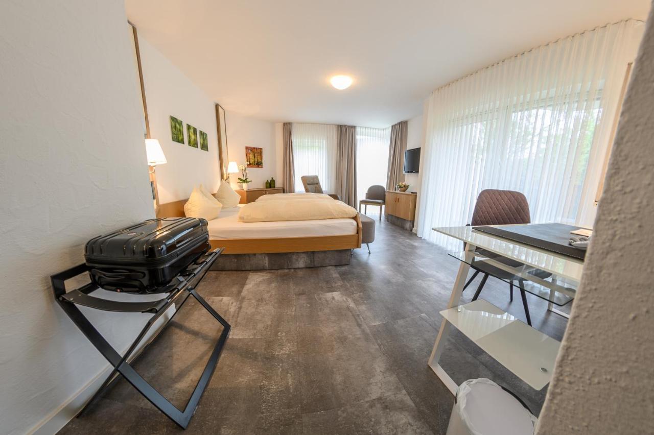 Hotel- Restaurant Zum Schwan Waldfischbach-Burgalben エクステリア 写真