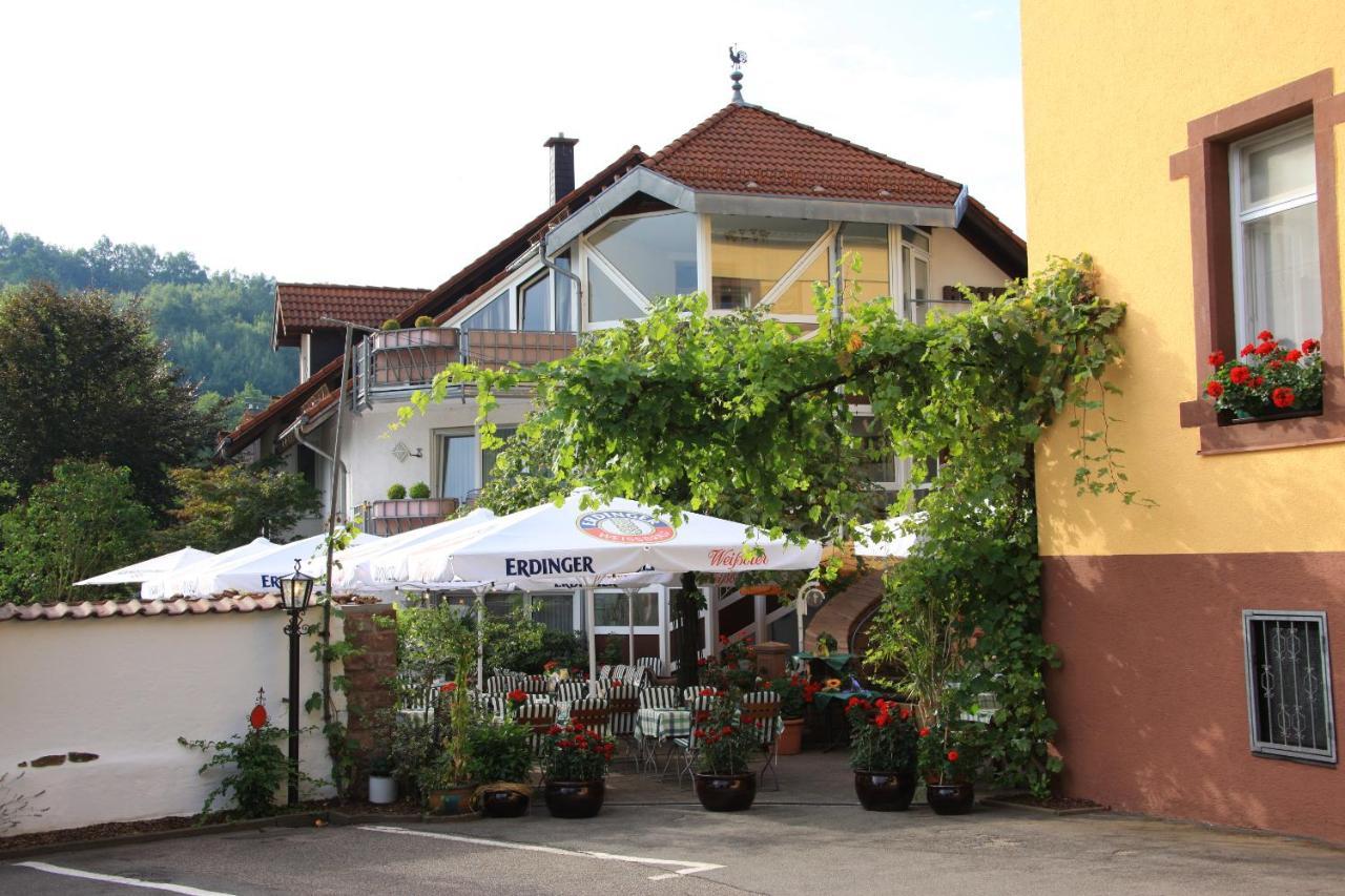 Hotel- Restaurant Zum Schwan Waldfischbach-Burgalben エクステリア 写真