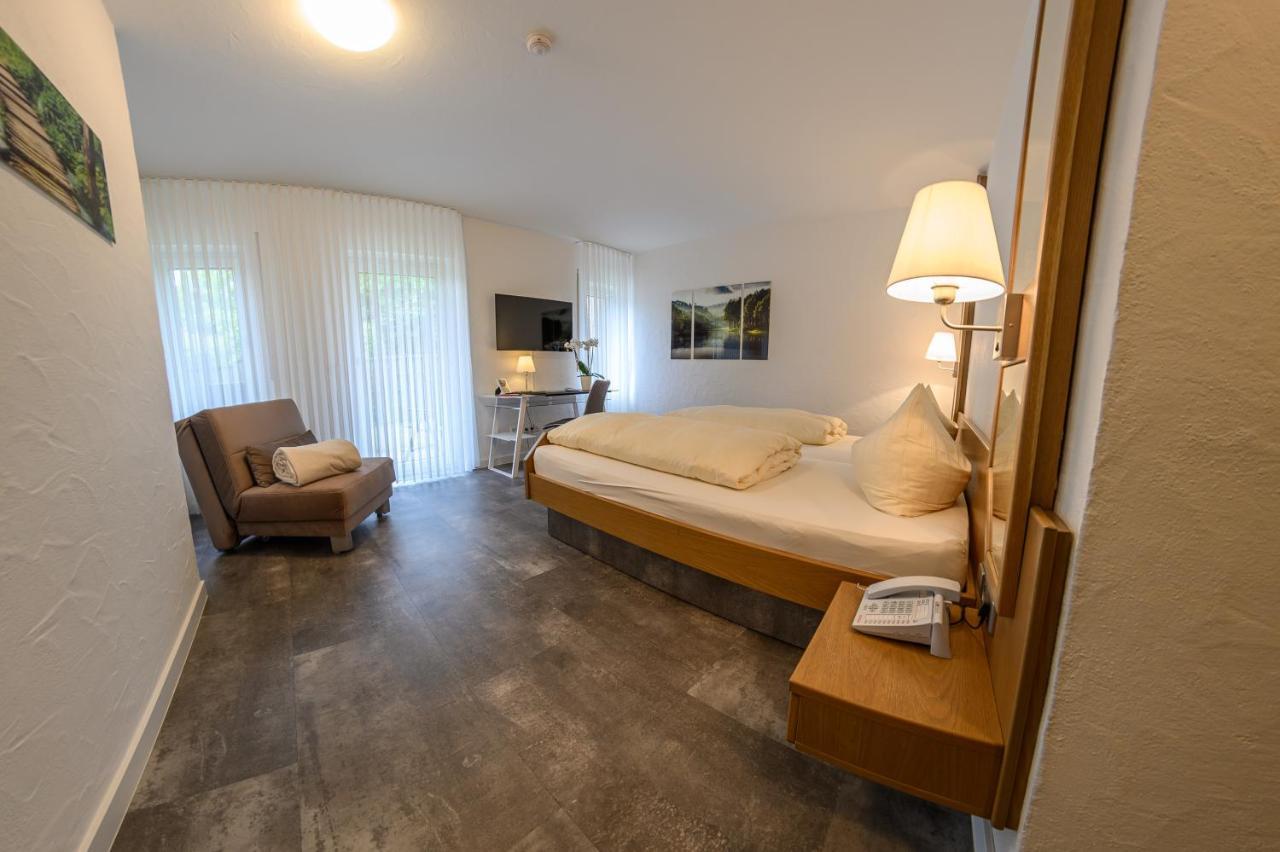 Hotel- Restaurant Zum Schwan Waldfischbach-Burgalben エクステリア 写真